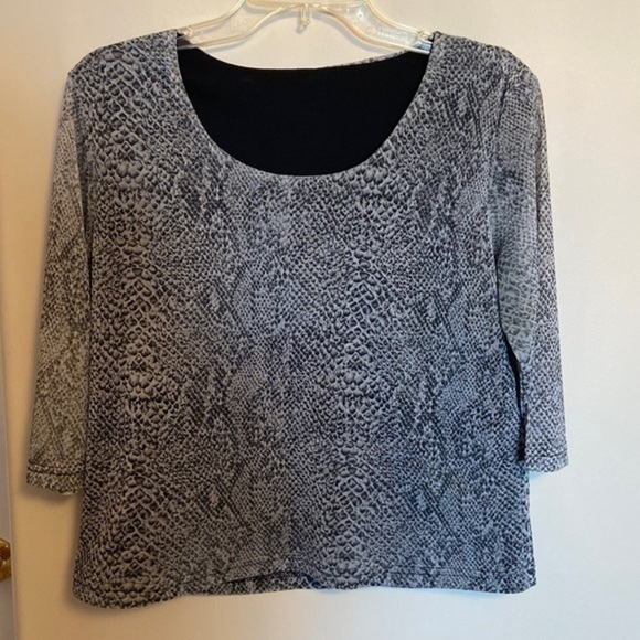 🔥3-$10🔥 Scoop neck top with sheer sleeves - Picture 1 of 8